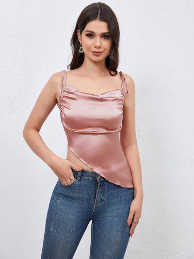 Erika | Kort rosa satin top med asymmetrisk design og snøring dame