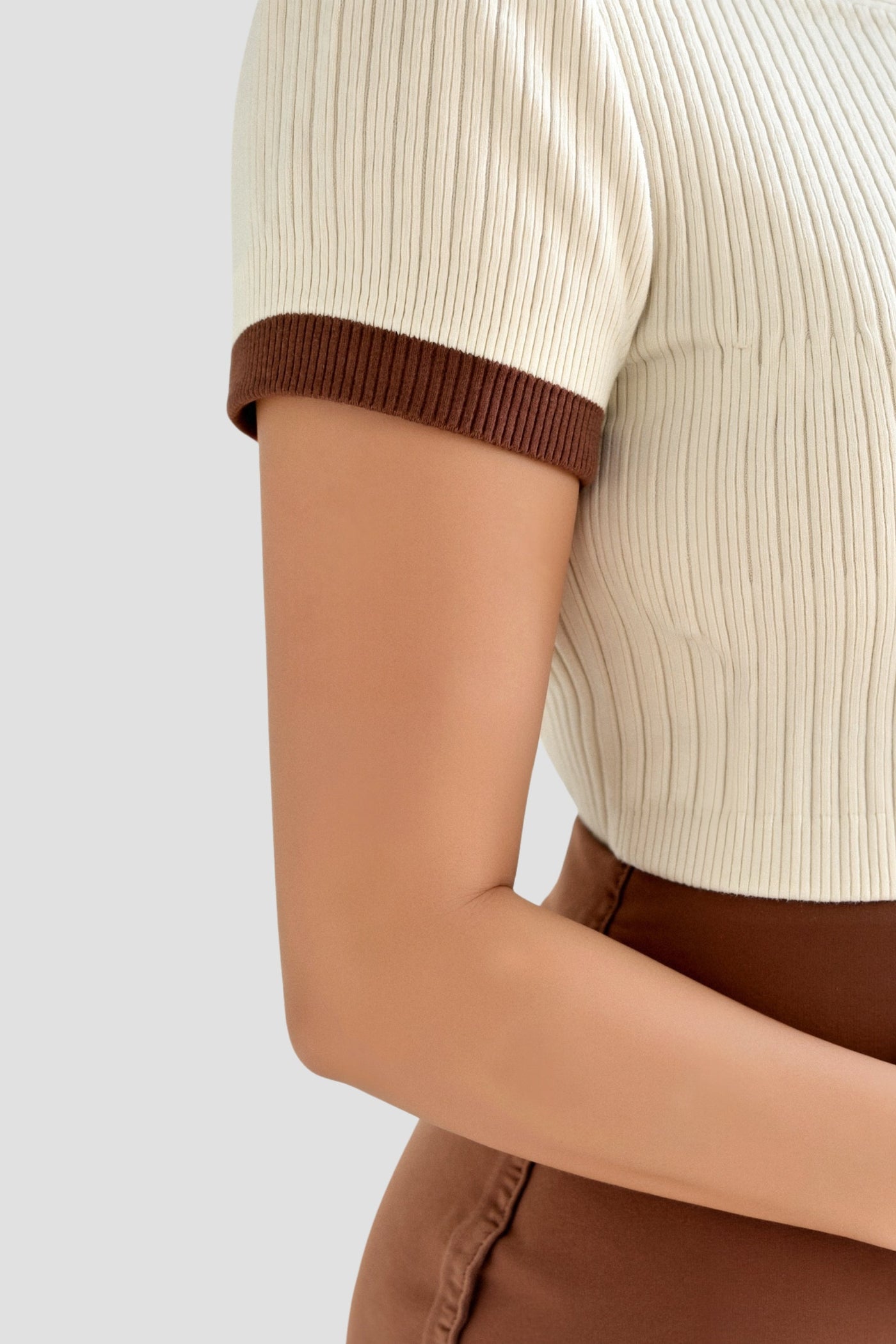 Stilfuld Ribbet Krave Strikket Top med Farveblok i Polo Shirt Design Dame