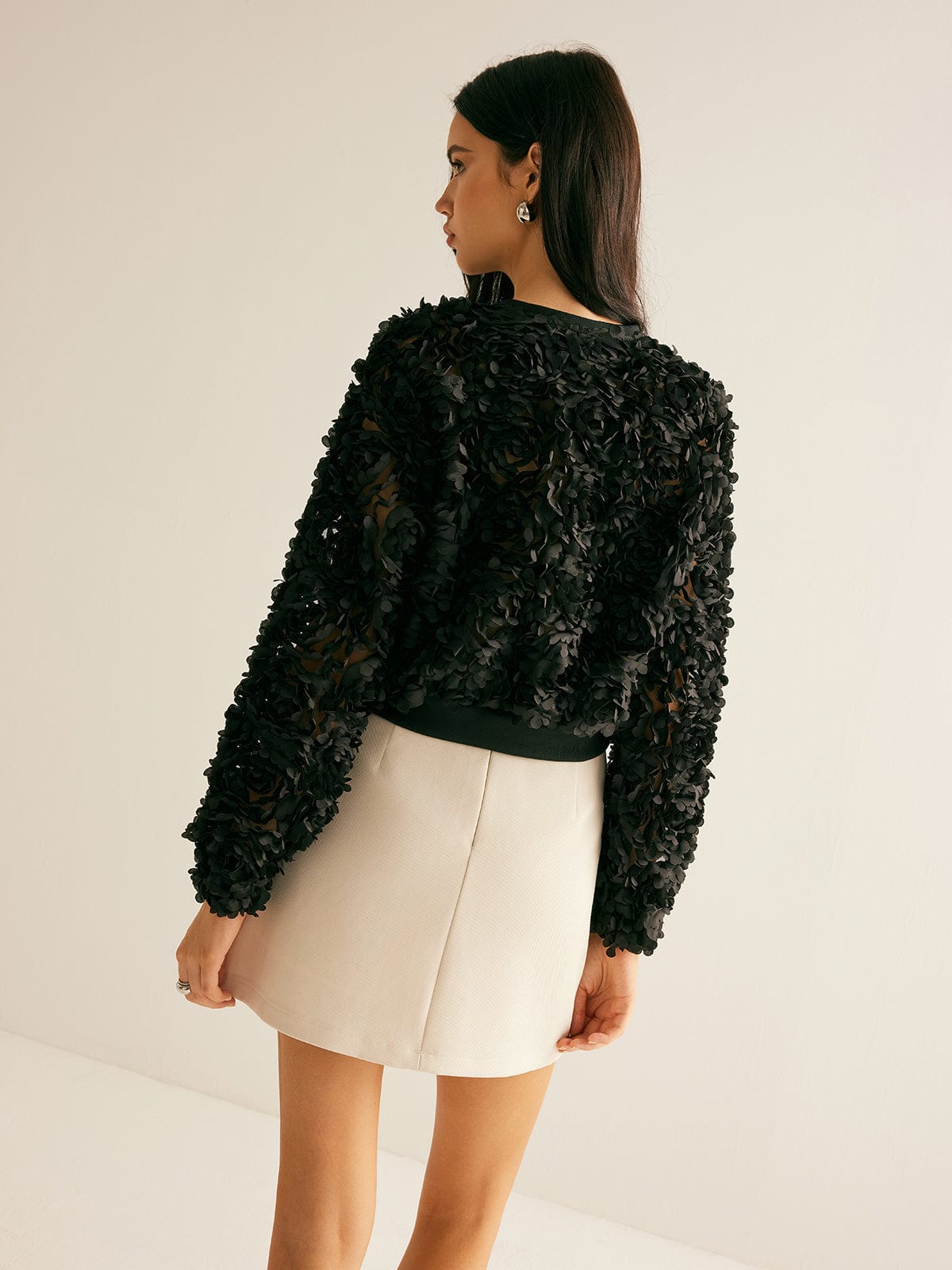 Sabine | Sort Blazer med Blomsterdesign og Korte Lynlås Pasform Blazer Til Dame