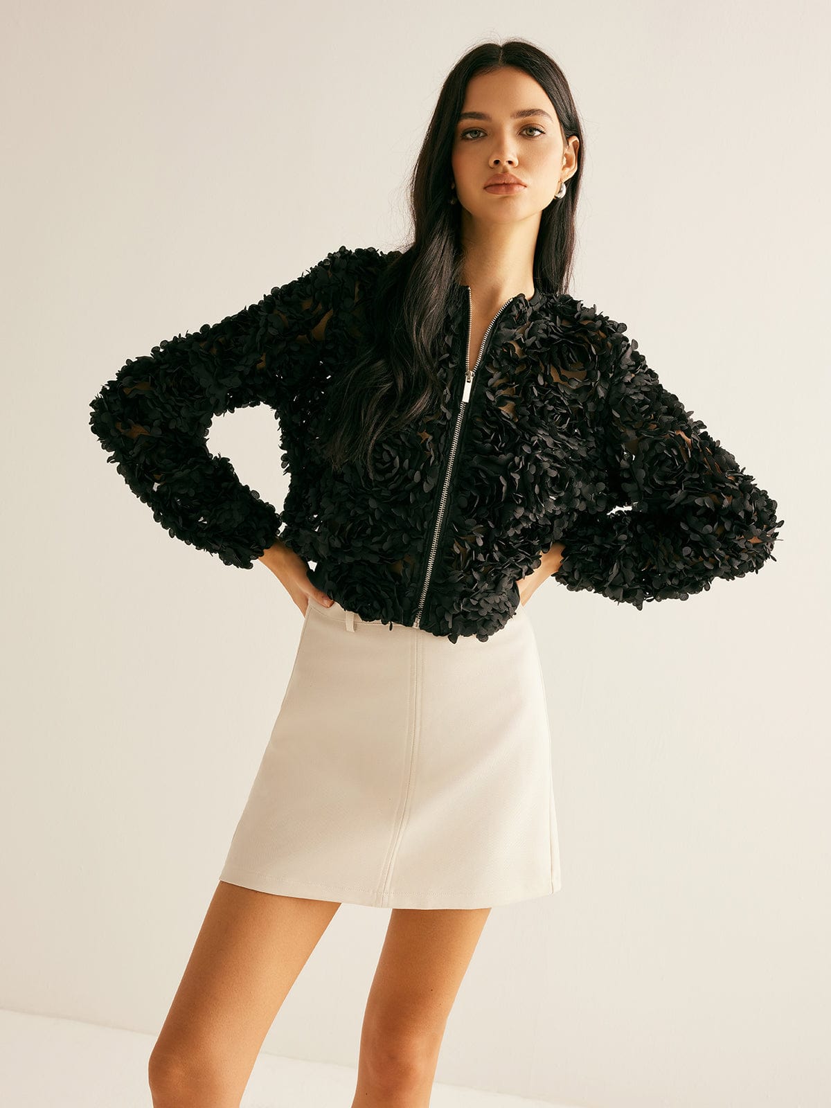 Sabine | Sort Blazer med Blomsterdesign og Korte Lynlås Pasform Blazer Til Dame