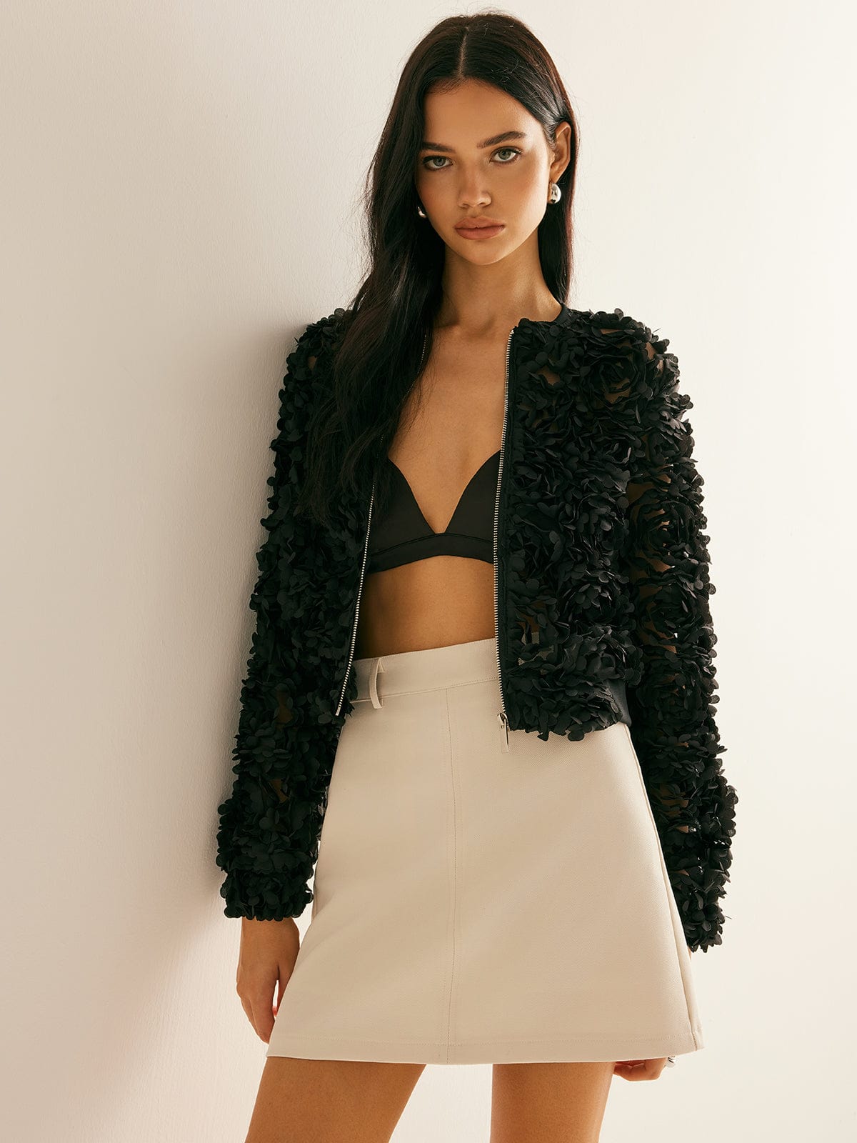 Sabine | Sort Blazer med Blomsterdesign og Korte Lynlås Pasform Blazer Til Dame