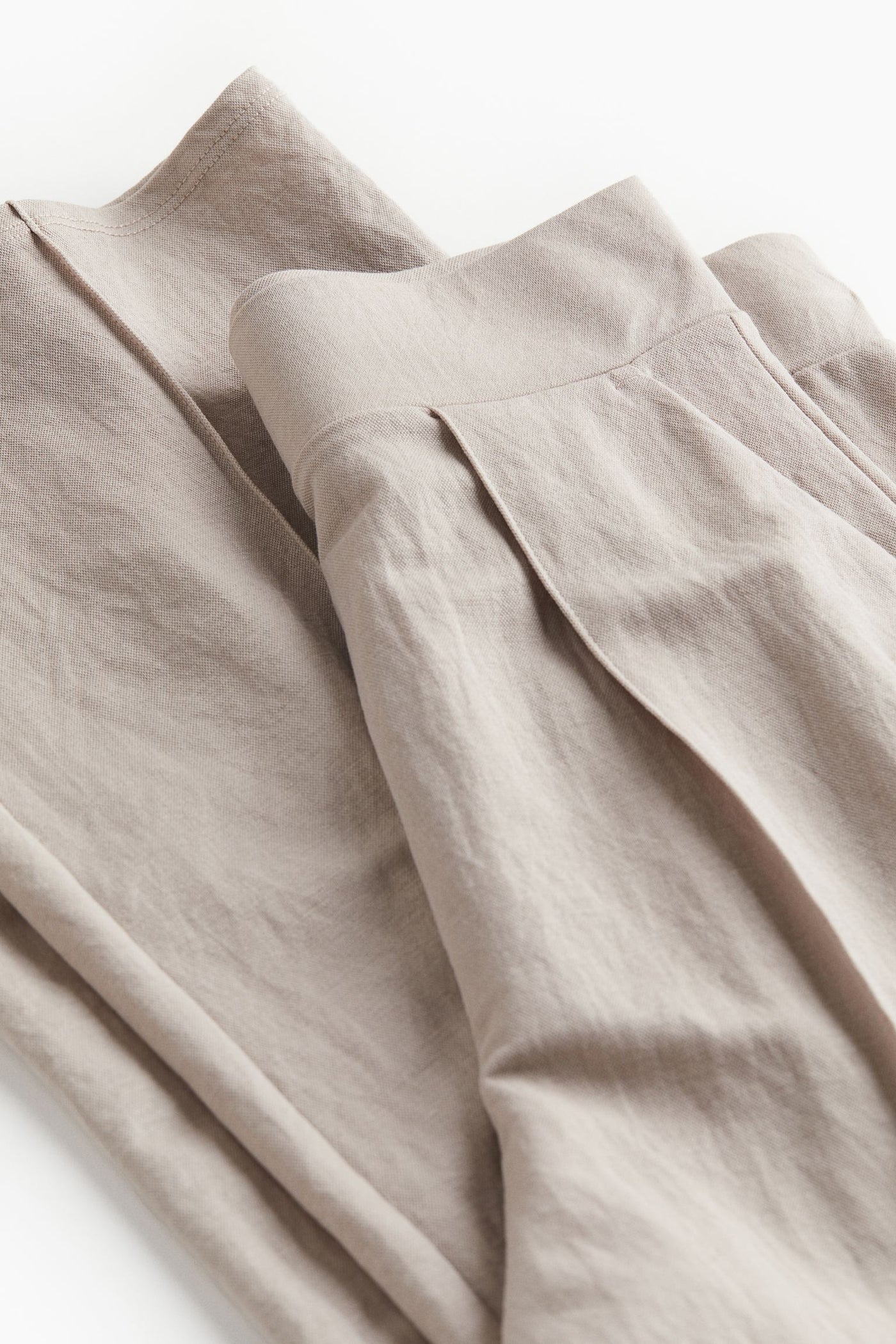 Luftig damebukser med bredt snit og folder Bukser Dame