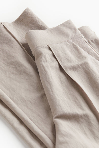 Luftig damebukser med bredt snit og folder Bukser Dame