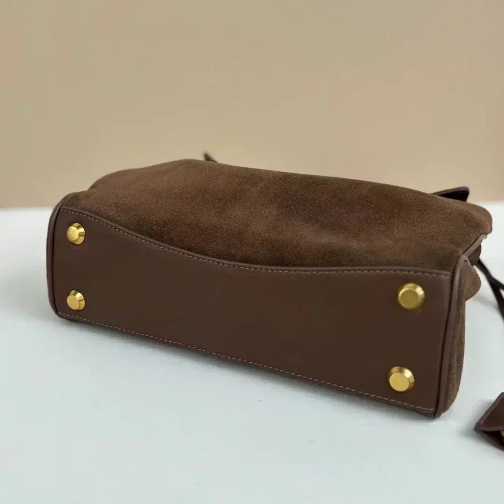 Charlotte – Klassisk Ruskind Skuldertaske til Dame i Tidløst Design