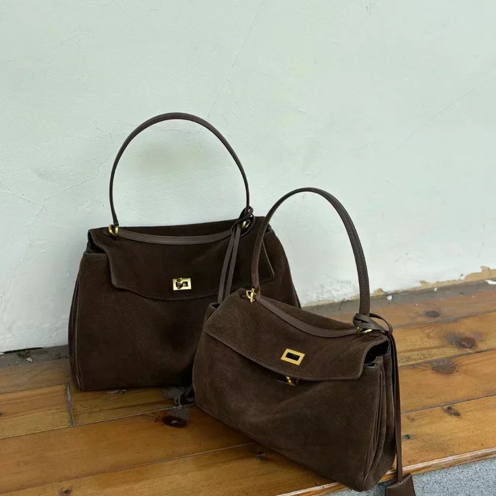 Charlotte – Klassisk Ruskind Skuldertaske til Dame i Tidløst Design