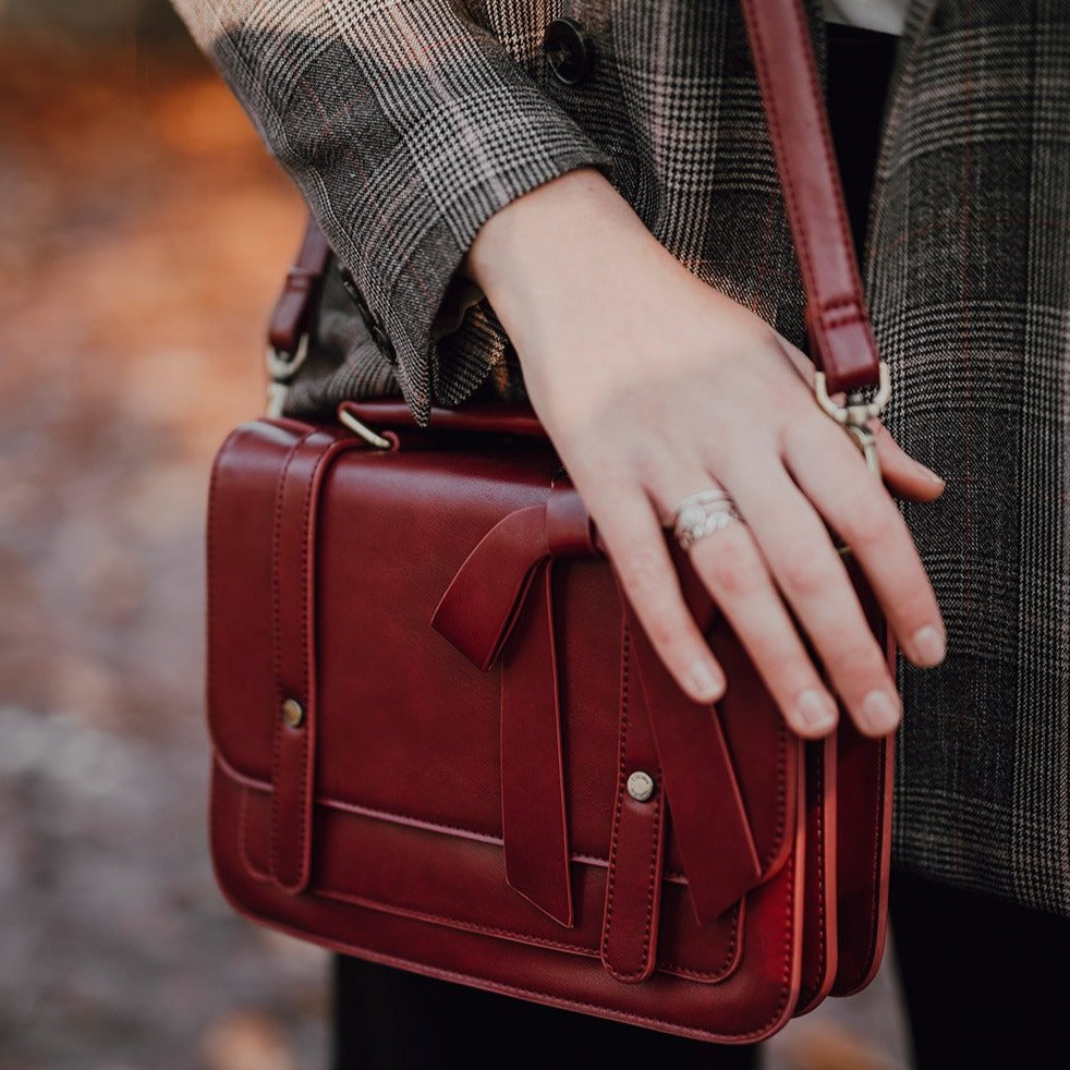 Satchel med Sløjfedetalje – Tidløs Lædertaske i Sort og Grå