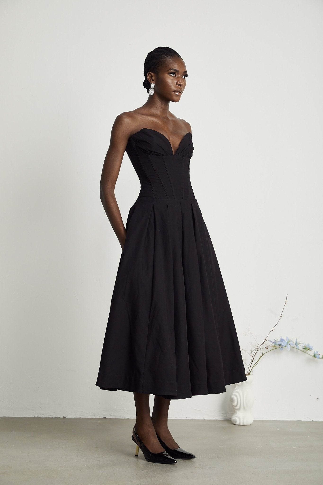 Thora | Brudekjole Stilfuld Off-Shoulder Korset Midi Kjole Dress